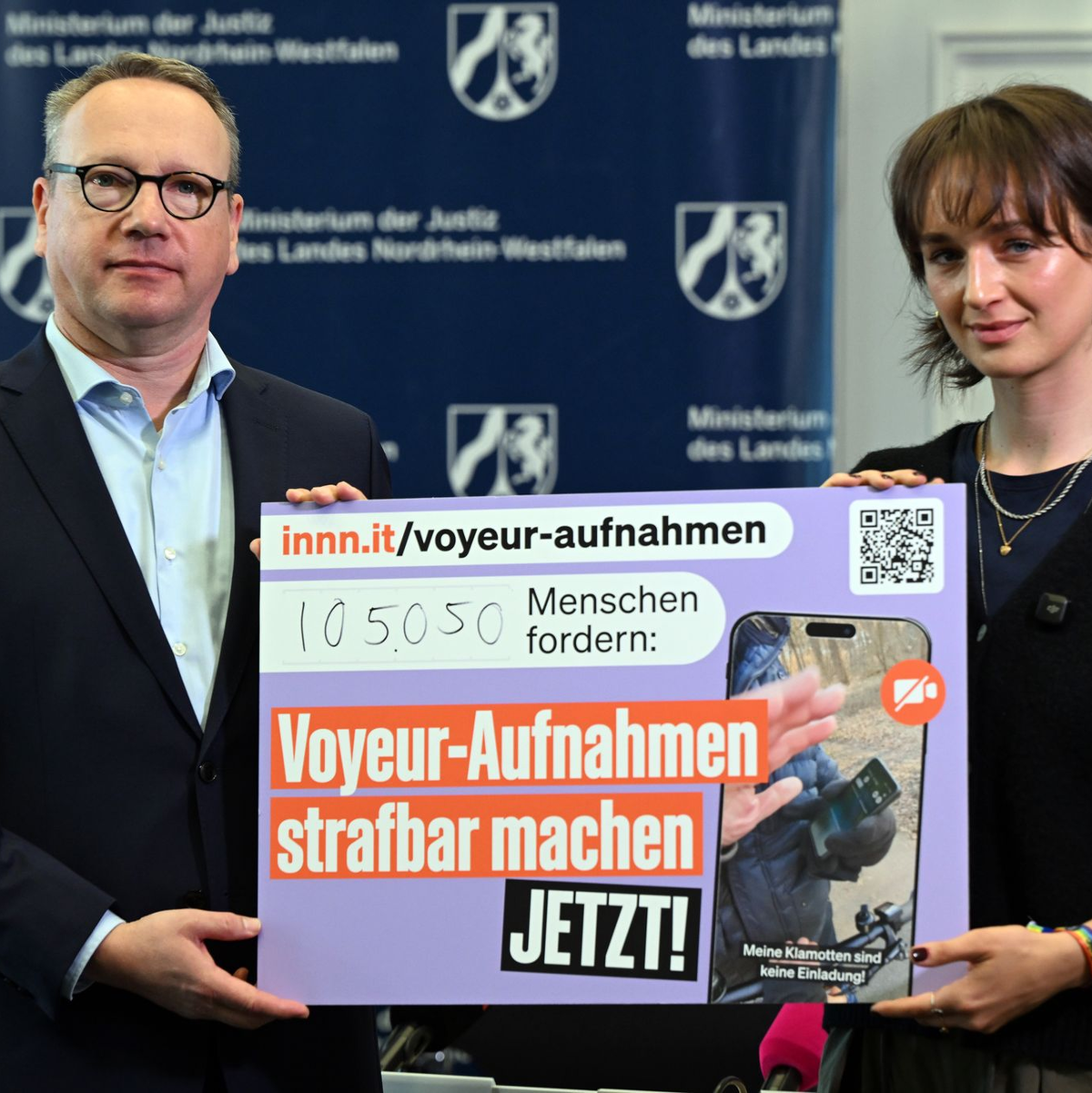 Yanni Gentsch hat die Petition an NRW-Justizminister Benjamin Limbach übergeben. - Foto: Federico Gambarini/dpa