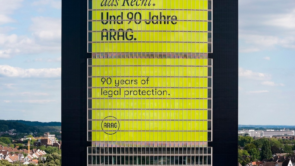 90 Jahre ARAG: Fokus Rechtsschutz aktueller denn je / 125-Meter-Fassade der Düsseldorfer Konzernzentrale mit Jubiläumsmotiv - Foto: presseportal.de