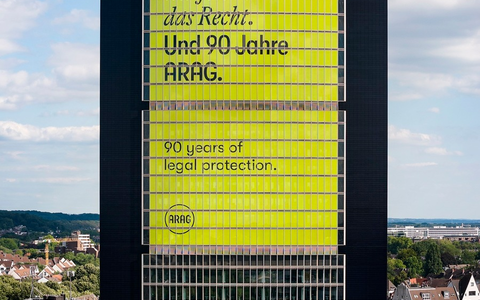 90 Jahre ARAG: Fokus Rechtsschutz aktueller denn je / 125-Meter-Fassade der Düsseldorfer Konzernzentrale mit Jubiläumsmotiv - Foto: presseportal.de