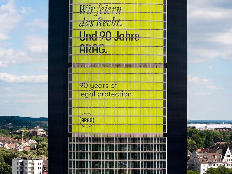 90 Jahre ARAG: Fokus Rechtsschutz aktueller denn je / 125-Meter-Fassade der Düsseldorfer Konzernzentrale mit Jubiläumsmotiv - Foto: presseportal.de