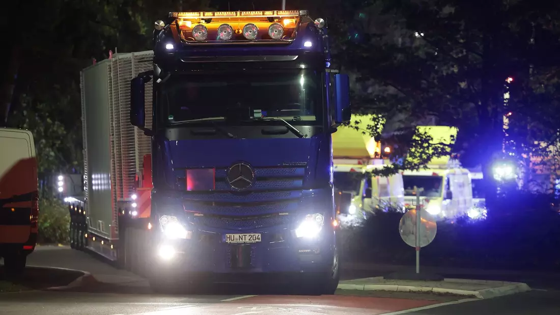 Aus Jülich wird Atommüll mit Schwertransportern in Richtung Ahaus transportiert. (Archivbild)  - Bild: David Young/dpa