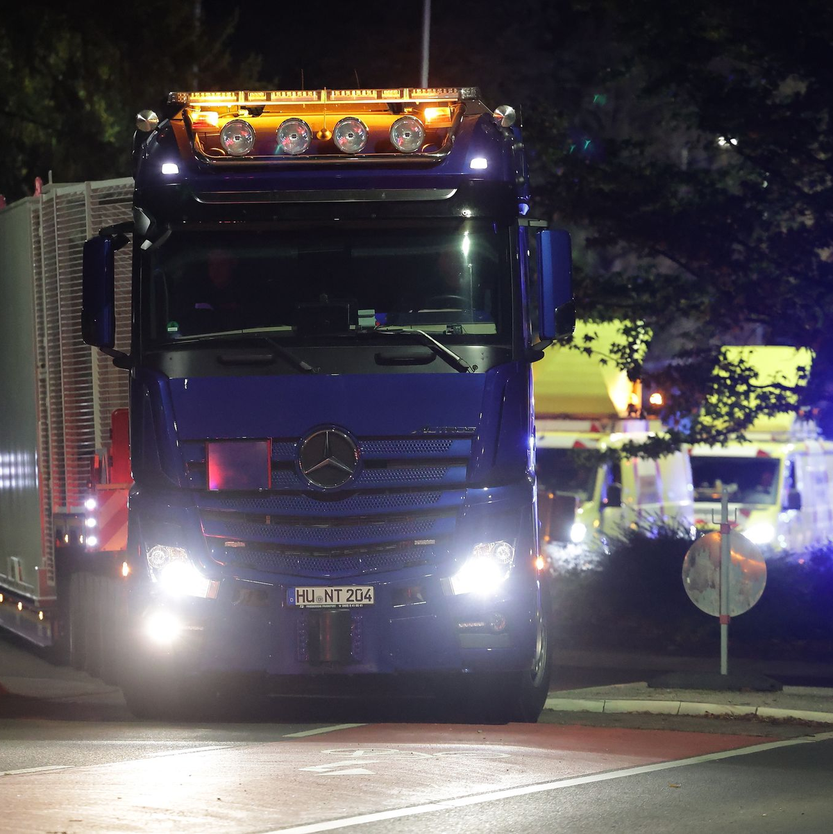 Aus Jülich wird Atommüll mit Schwertransportern in Richtung Ahaus transportiert. (Archivbild)  - Foto: David Young/dpa