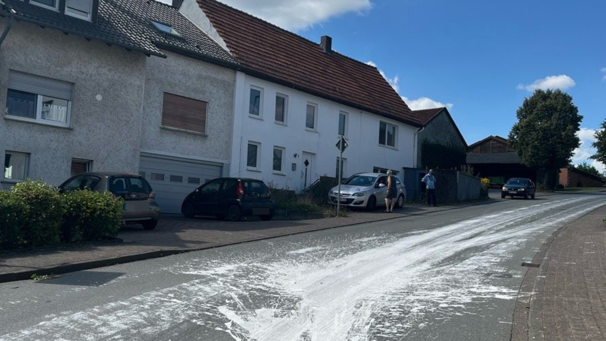 POL-HX: Farbeimer fällt auf Fahrbahn - Polizei sucht mögliche Geschädigte - Foto: presseportal.de