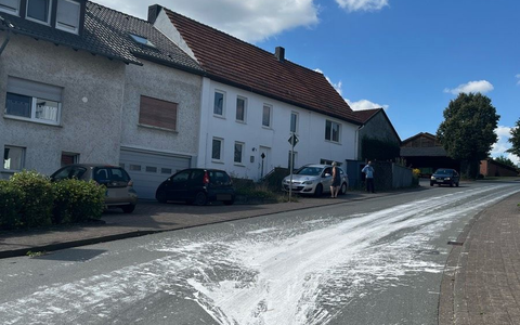 POL-HX: Farbeimer fällt auf Fahrbahn - Polizei sucht mögliche Geschädigte - Foto: presseportal.de