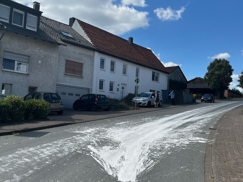 POL-HX: Farbeimer fällt auf Fahrbahn - Polizei sucht mögliche Geschädigte - Foto: presseportal.de