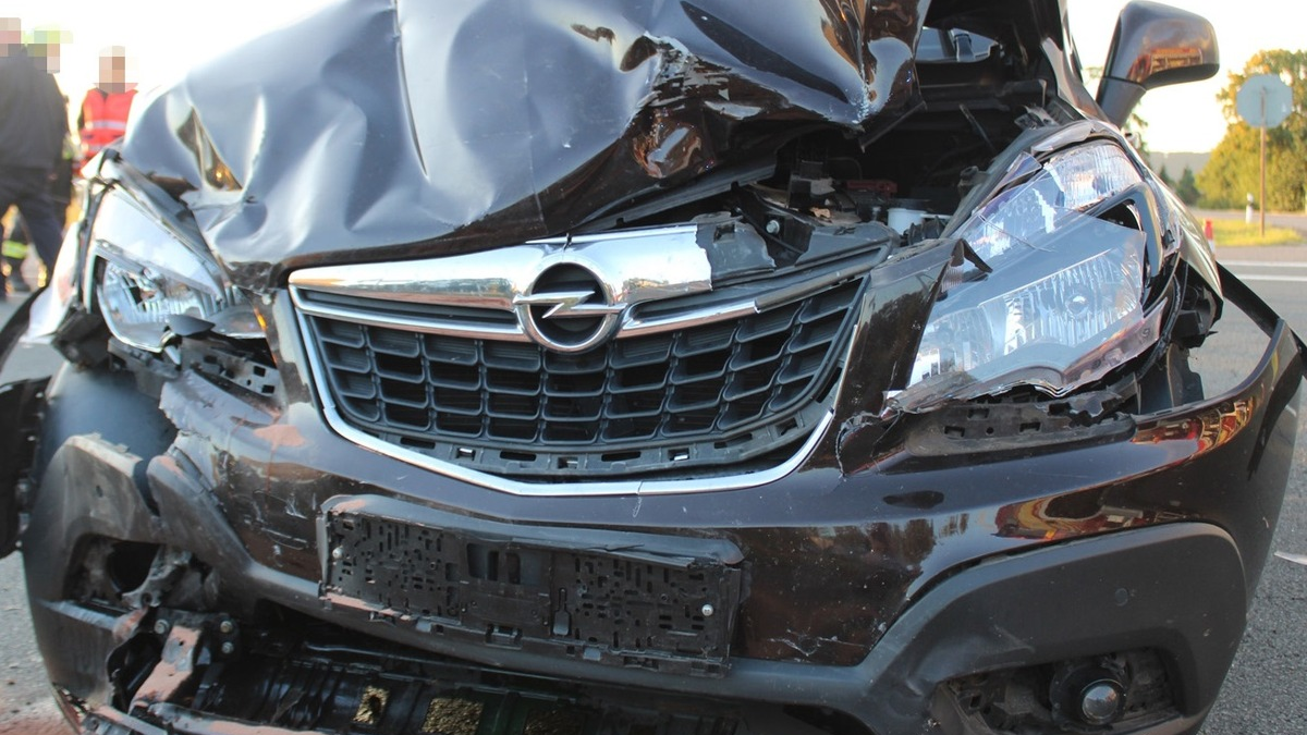 POL-MI: Drei Verletzte nach Zusammenstoß zweier Autos - Foto: presseportal.de