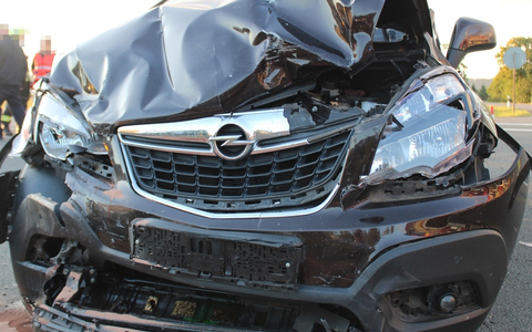 POL-MI: Drei Verletzte nach Zusammenstoß zweier Autos - Foto: presseportal.de