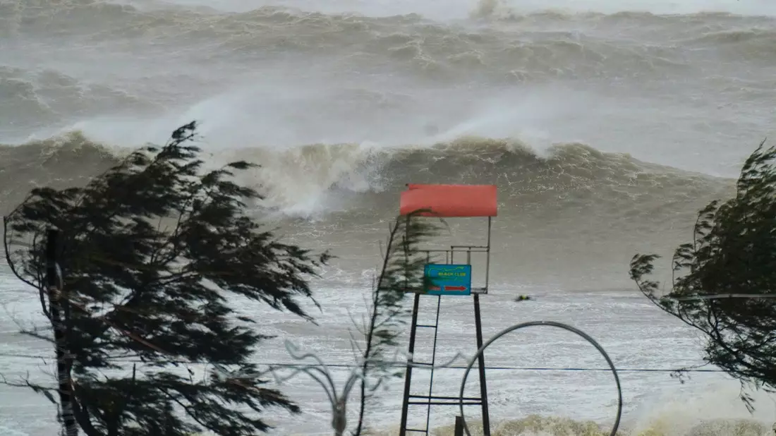 Der Taifun bringt Starkregen und heftigen Wind. - Bild: Duc Hung/VNExpress via AP/dpa