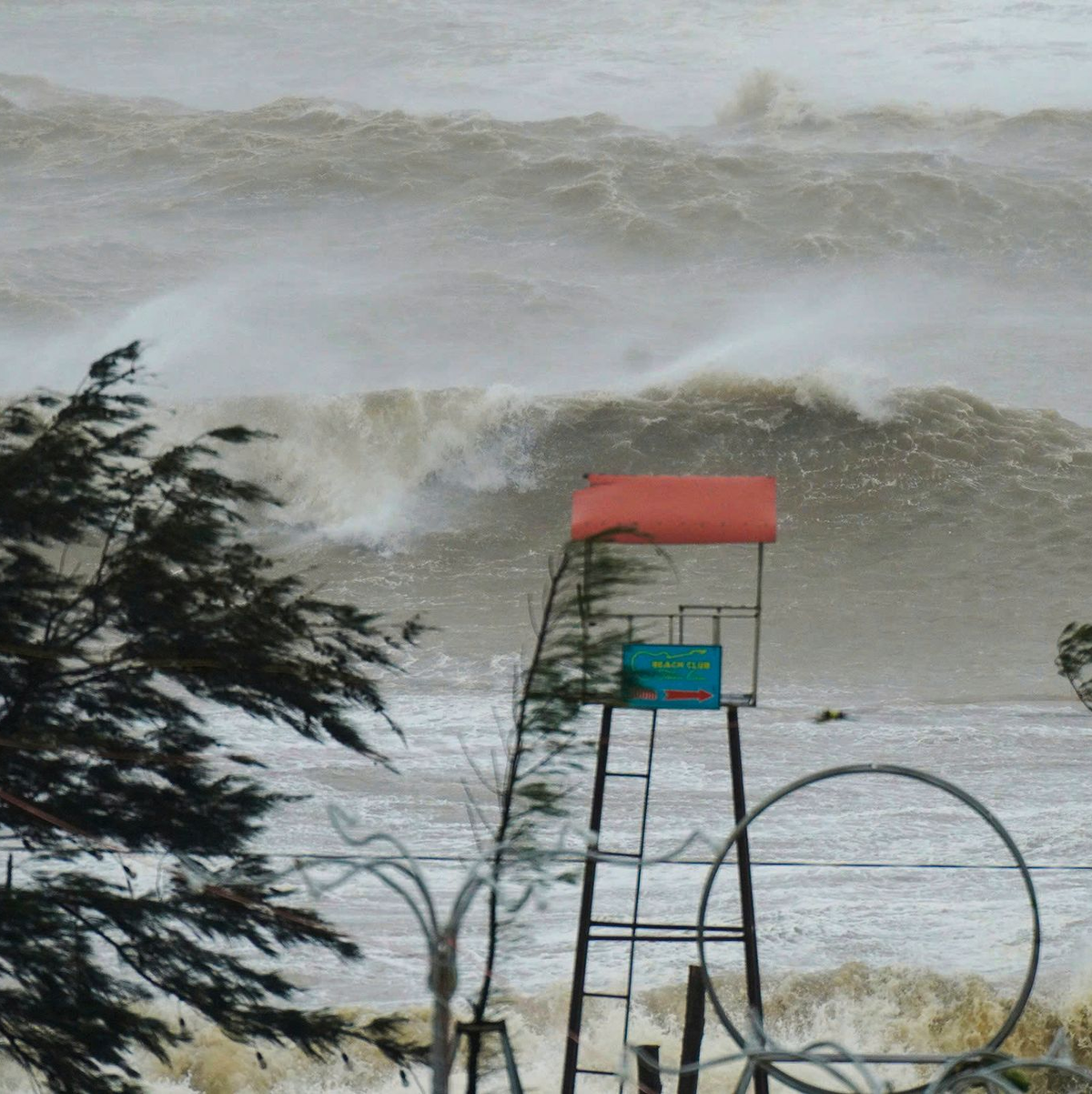 Der Taifun bringt Starkregen und heftigen Wind. - Foto: Duc Hung/VNExpress via AP/dpa