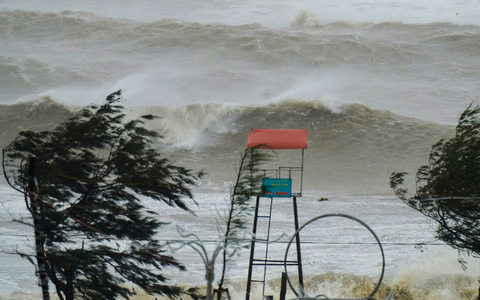 «Kajiki» sorgte für meterhohe Wellen. - Foto: Duc Hung/VNExpress via AP/dpa