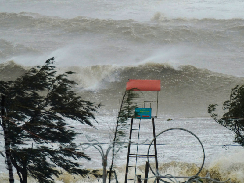 «Kajiki» sorgte für meterhohe Wellen. - Foto: Duc Hung/VNExpress via AP/dpa