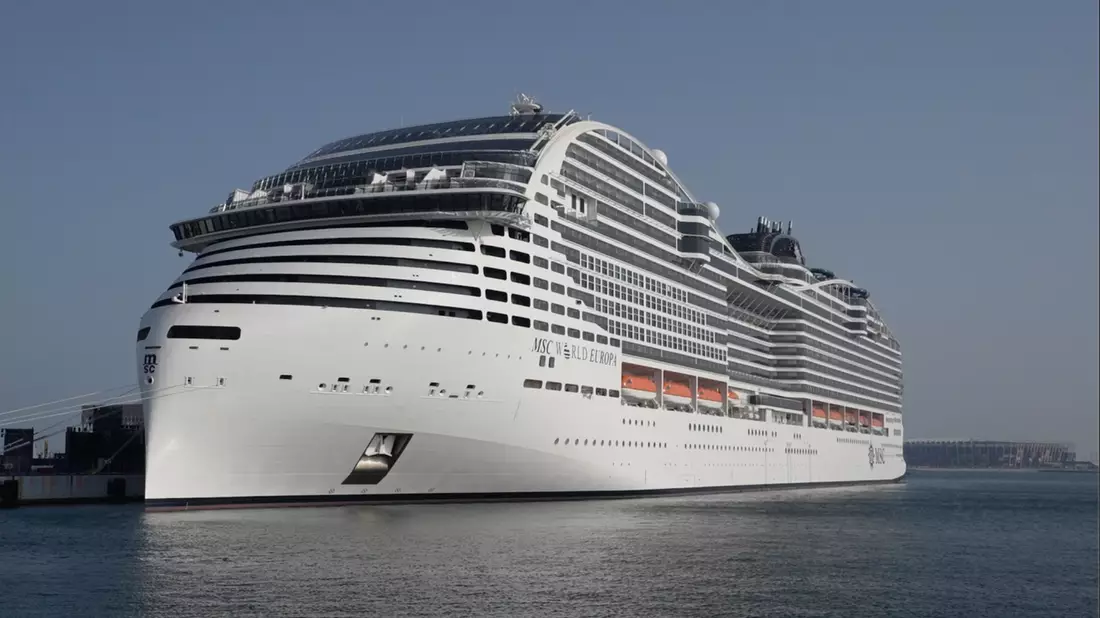 Das unter maltesischer Flagge fahrende Schiff der Reederei MSC Cruises war von Genua nach Neapel unterwegs. (Symbolbild) - Bild: Hassan Ammar/AP/dpa