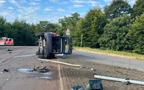 POL-DU: Friemersheim: Mann baut Unfall, leistet Widerstand und zerstört Polizeiinventar - Foto: presseportal.de POL-DU: Friemersheim: Mann baut Unfall, leistet Widerstand und zerstört Polizeiinventar - Foto: presseportal.de