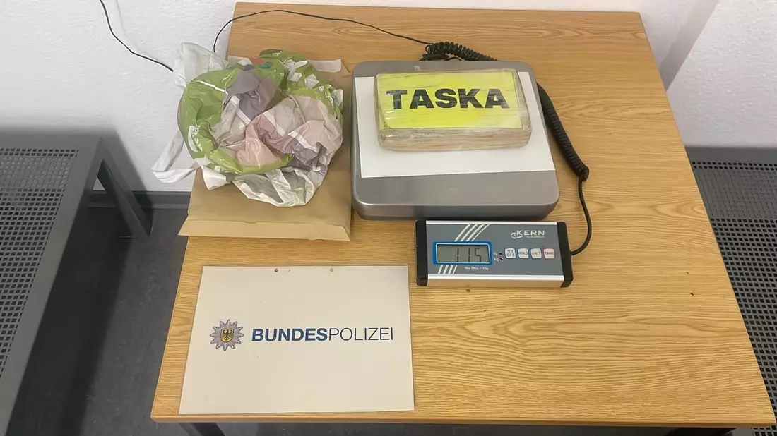 BPOL NRW: Bundespolizei nimmt 21-Jährigen auf der Autobahn 61 fest; der Mann hatte 1,15 Kilogramm Kokain unter der Rücksitzbank seines Autos versteckt. - Bild: presseportal.de