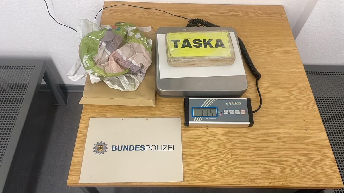BPOL NRW: Bundespolizei nimmt 21-Jährigen auf der Autobahn 61 fest; der Mann hatte 1,15 Kilogramm Kokain unter der Rücksitzbank seines Autos versteckt. - Foto: presseportal.de
