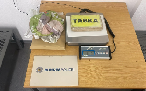 BPOL NRW: Bundespolizei nimmt 21-Jährigen auf der Autobahn 61 fest; der Mann hatte 1,15 Kilogramm Kokain unter der Rücksitzbank seines Autos versteckt. - Foto: presseportal.de