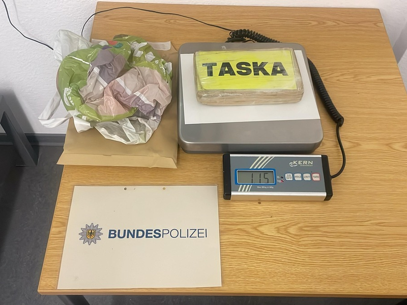 BPOL NRW: Bundespolizei nimmt 21-Jährigen auf der Autobahn 61 fest; der Mann hatte 1,15 Kilogramm Kokain unter der Rücksitzbank seines Autos versteckt. - Foto: presseportal.de