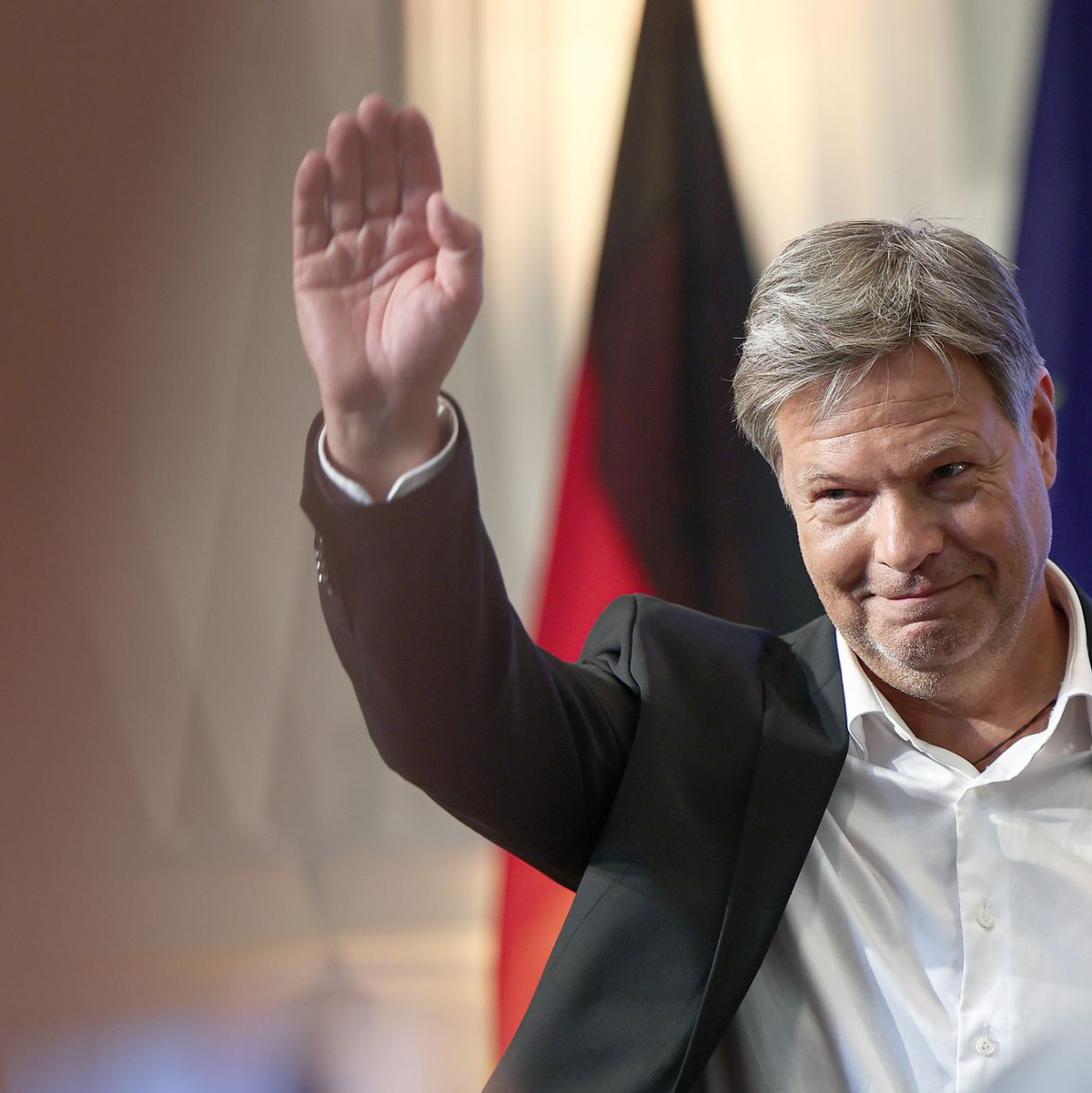 Robert Habeck, hier beim Abschied aus dem Bundeswirtschaftsministerium, verlässt nun auch den Bundestag. - Foto: Hannes P Albert/dpa