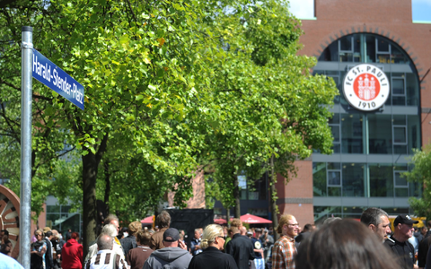 Nach dem Bundesligaspiel FC St. Pauli gegen Borussia Dortmund kam es auf dem Vorplatz des Millerntorstadions zu einer Auseinandersetzung. (Archivfoto)  - Foto: picture alliance / dpa
