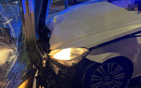 POL-DU: Wanheimerort: Mercedes kollidiert mit Fassade einer Bäckerei - Foto: presseportal.de