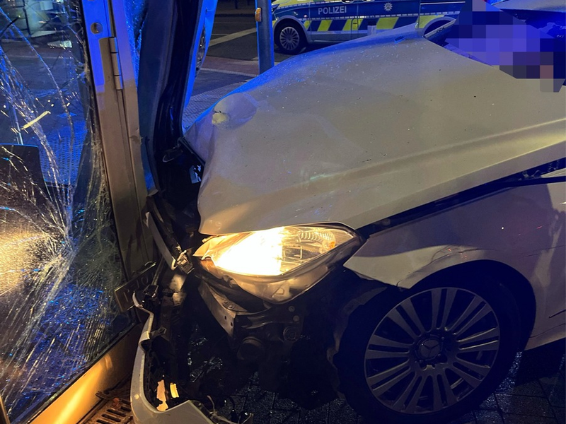 POL-DU: Wanheimerort: Mercedes kollidiert mit Fassade einer Bäckerei - Foto: presseportal.de