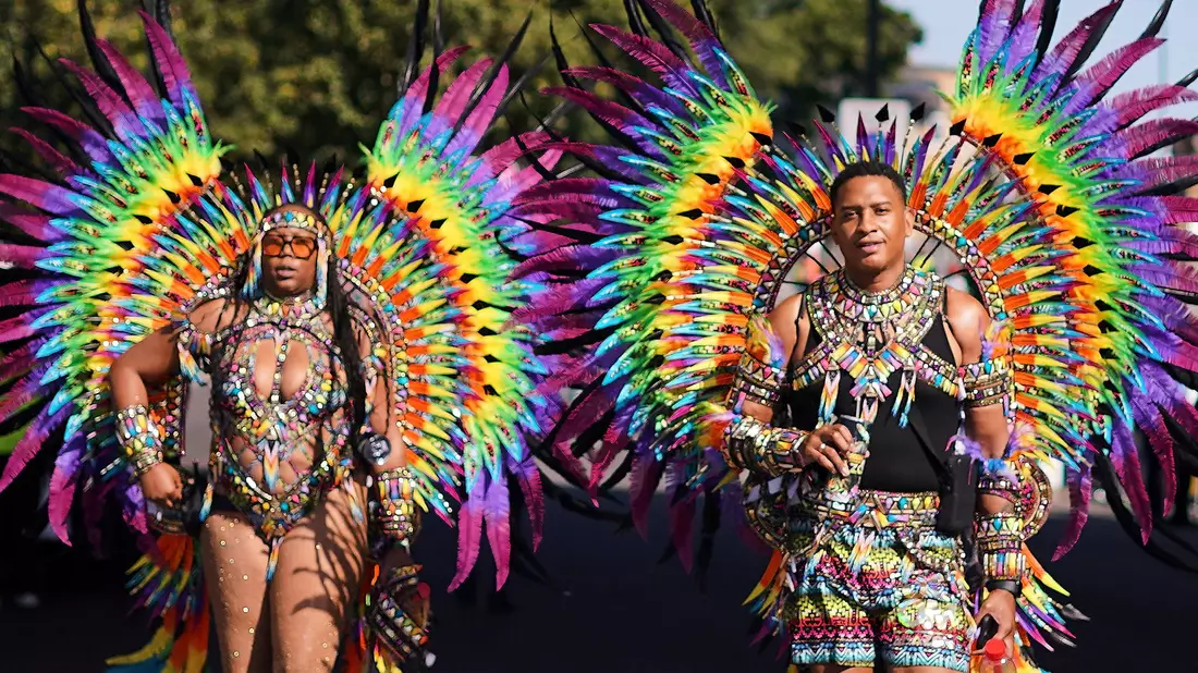 Beim Notting Hill Carnival gibt es bunte Kostüme, viel nackte Haut und karibische Rhythmen. - Bild: Alberto Pezzali/AP/dpa