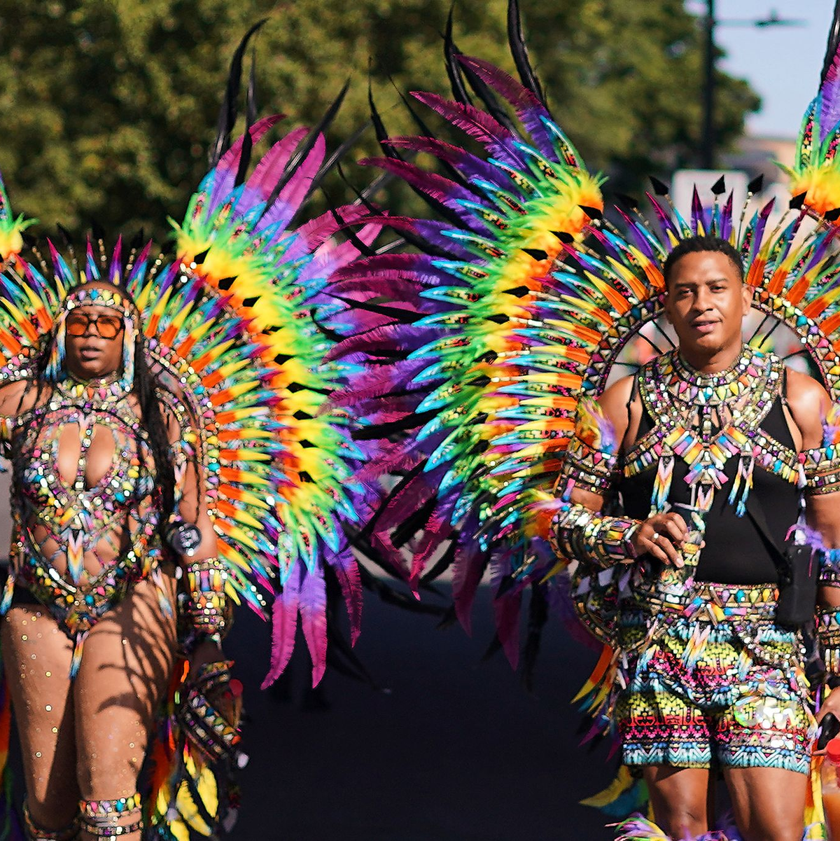 Beim Notting Hill Carnival gibt es bunte Kostüme, viel nackte Haut und karibische Rhythmen. - Foto: Alberto Pezzali/AP/dpa