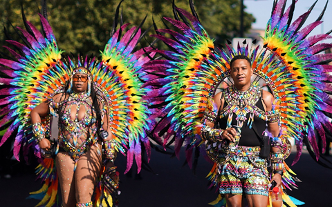 Beim Notting Hill Carnival gibt es bunte Kostüme, viel nackte Haut und karibische Rhythmen. - Foto: Alberto Pezzali/AP/dpa
