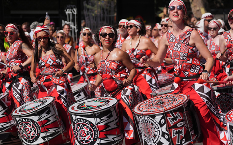 Viele der aufwendigen Kostüme sind mit bunten Federn geschmückt. - Foto: Yui Mok/PA Wire/dpa