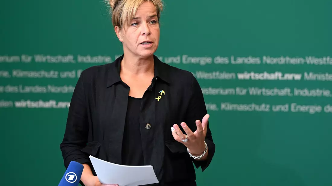 NRW-Wirtschaftsministerin Mona Neubaur (Grüne) kritisiert, dass die Bundesebene einen Lagerneubau in Jülich nicht unterstützt habe. - Bild: Federico Gambarini/dpa