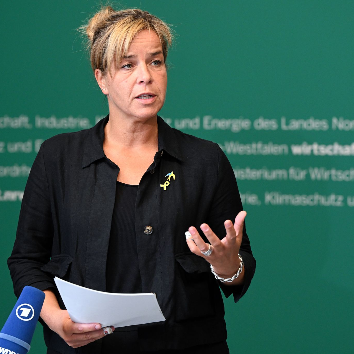 NRW-Wirtschaftsministerin Mona Neubaur (Grüne) kritisiert, dass die Bundesebene einen Lagerneubau in Jülich nicht unterstützt habe. - Foto: Federico Gambarini/dpa