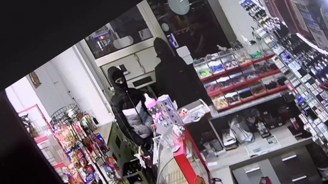 Der Kioskbesitzer sperrte die zwei mit einem Messer bewaffneten Räuber ein. - Bild: Sascha Thelen/dpa