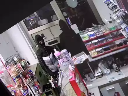 Der Kioskbesitzer sperrte die zwei mit einem Messer bewaffneten Räuber ein. - Foto: Sascha Thelen/dpa