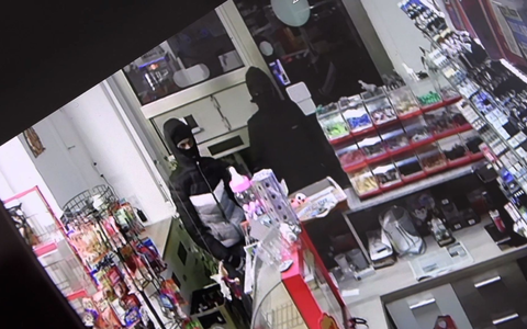 Der Kioskbesitzer sperrte die zwei mit einem Messer bewaffneten Räuber ein. - Foto: Sascha Thelen/dpa