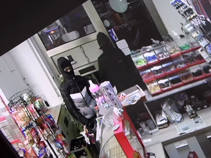 Der Kioskbesitzer sperrte die zwei mit einem Messer bewaffneten Räuber ein. - Foto: Sascha Thelen/dpa