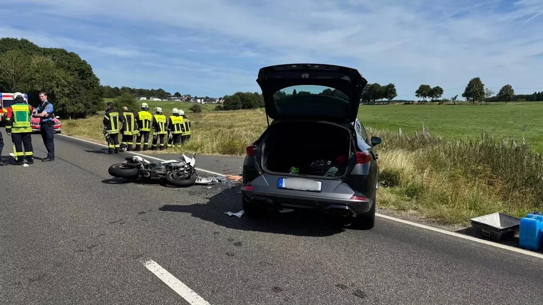 FW VG Westerburg: Schwerer Verkehrsunfall auf Bundesstraße 255 - Motorrad kollidiert mit PKW - Bild: presseportal.de