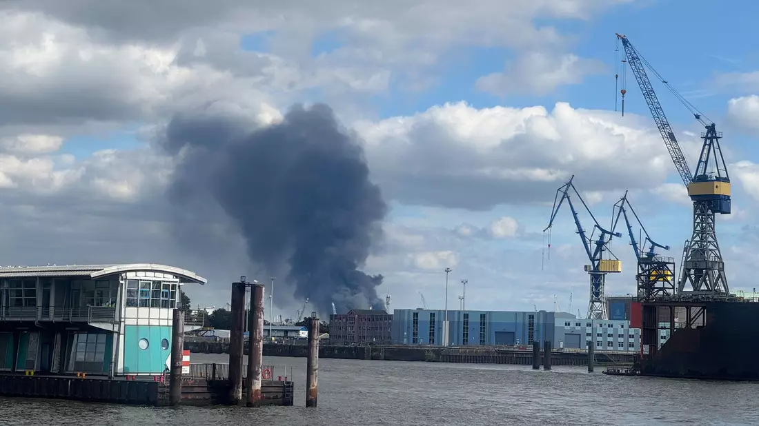 Brennende Trümmerteile haben laut Feuerwehr mindestens ein weiteres Gebäude in Brand gesetzt. - Bild: Georg Wendt/dpa