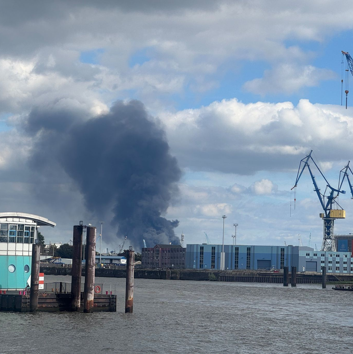 Eine große Rauchwolke ist zu sehen. - Foto: Georg Wendt/dpa