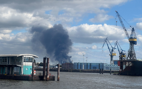 Brennende Trümmerteile haben laut Feuerwehr mindestens ein weiteres Gebäude in Brand gesetzt. - Foto: Georg Wendt/dpa Brennende Trümmerteile haben laut Feuerwehr mindestens ein weiteres Gebäude in Brand gesetzt. - Foto: Georg Wendt/dpa