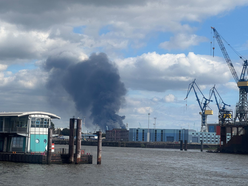 Brennende Trümmerteile haben laut Feuerwehr mindestens ein weiteres Gebäude in Brand gesetzt. - Foto: Georg Wendt/dpa