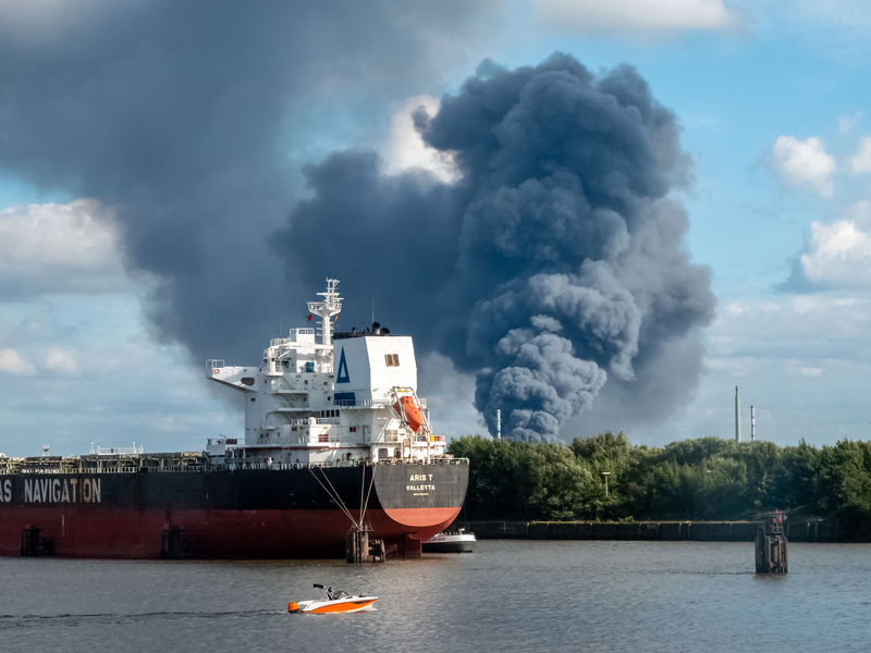 Bei dem verheerenden Feuer wurden mehrere Menschen verletzt. - Foto: Bodo Marks/dpa