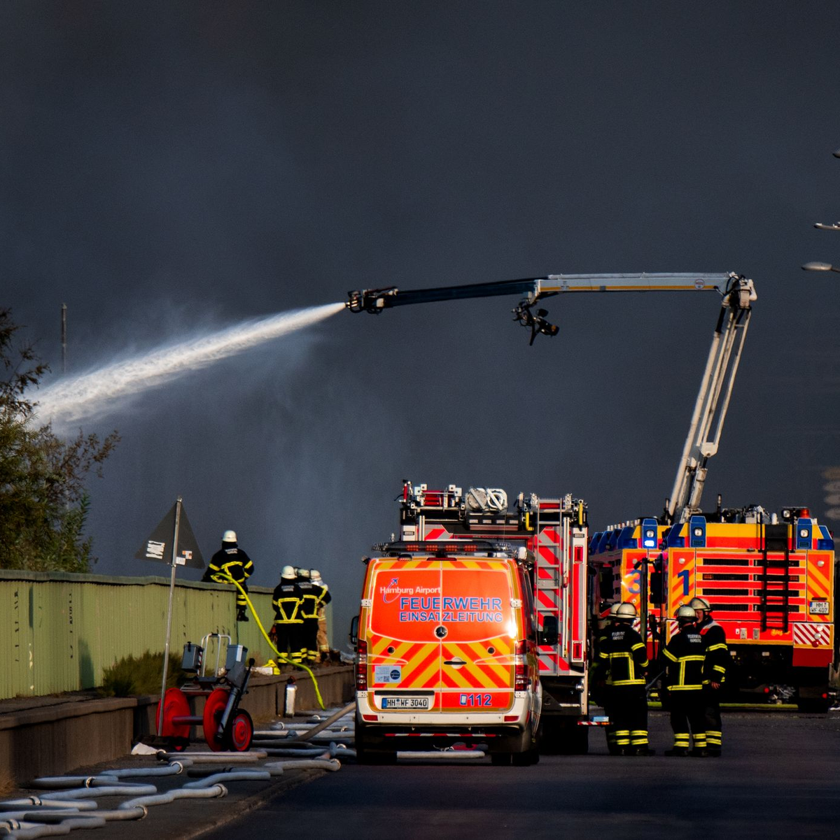 Einsatzkräfte der Feuerwehr versuchen, einen Brand in einem Industriegebiet im Hamburger Hafen zu löschen. - Foto: Daniel Bockwoldt/dpa