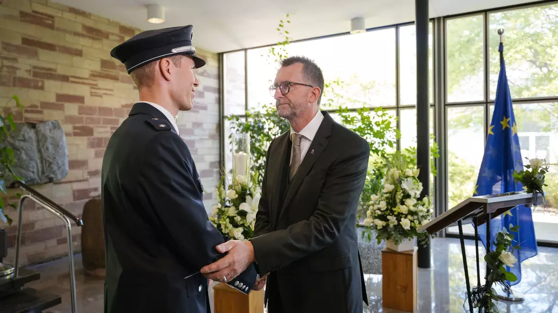 Ministerpräsidentin Rehlinger trägt sich in ein Kondolenzbuch in der Staatskanzlei ein.  - Bild: Oliver Dietze/dpa