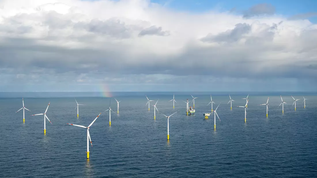 Der Offshore-Windpark Riffgat rund 15 Kilometer nördlich der Insel Borkum. - Bild: Sina Schuldt/dpa