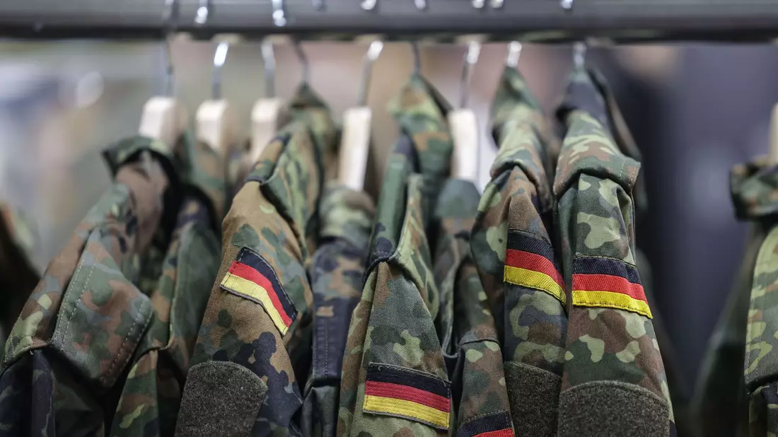 Wie lassen sich die Uniformjacken an den Mann oder die Frau bringen: Die Bundeswehr braucht 80.000 zusätzliche Soldaten. (Archivfoto) - Bild: Oliver Berg/dpa