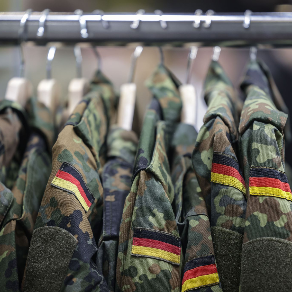 Wie lassen sich die Uniformjacken an den Mann oder die Frau bringen: Die Bundeswehr braucht 80.000 zusätzliche Soldaten. (Archivfoto) - Foto: Oliver Berg/dpa