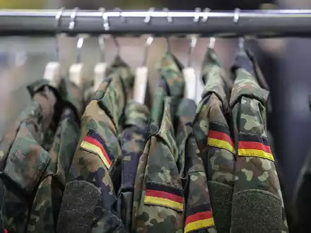Wie lassen sich die Uniformjacken an den Mann oder die Frau bringen: Die Bundeswehr braucht 80.000 zusätzliche Soldaten. (Archivfoto) - Foto: Oliver Berg/dpa