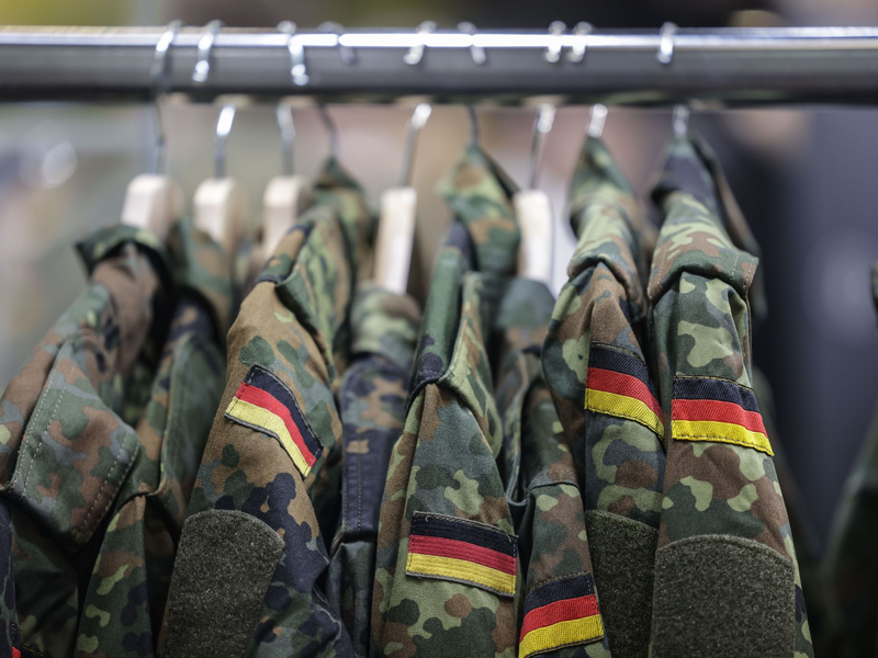 Wie lassen sich die Uniformjacken an den Mann oder die Frau bringen: Die Bundeswehr braucht 80.000 zusätzliche Soldaten. (Archivfoto) - Foto: Oliver Berg/dpa