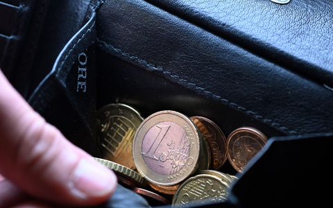 Viele Menschen würden gerne mehr fürs Alter sparen, können es sich aber nicht leisten. (Symbolbild) - Foto: Federico Gambarini/dpa/dpa-tmn