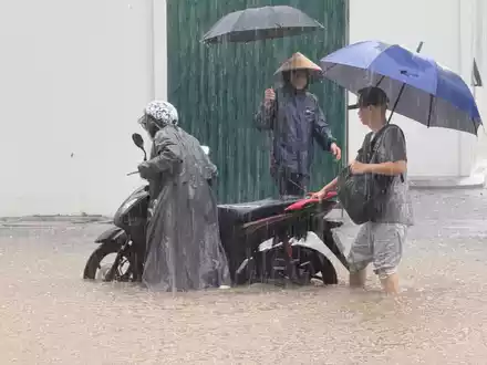 Der Taifun «Kajiki» hat schwere Schäden verursacht. - Foto: Hau Dinh/AP/dpa
